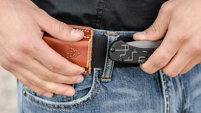 Carrying a Knife weapon EDC tops knives tac-raze