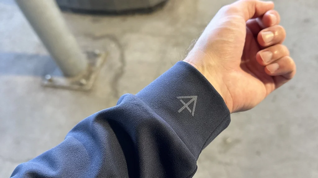 Keeping things discreet, the only logo is the company’s logo on the right sleeve cuff.