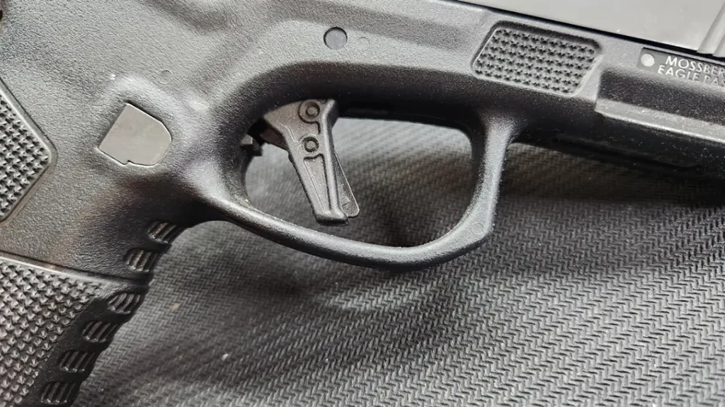 The MC2c has a flat profile design that has an integrated blade safety