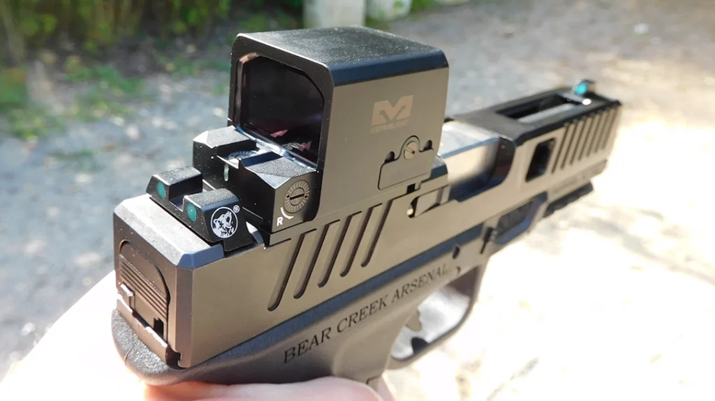 For the tests, the author ran a Meprolight MPO Pro F closed emitter red dot.