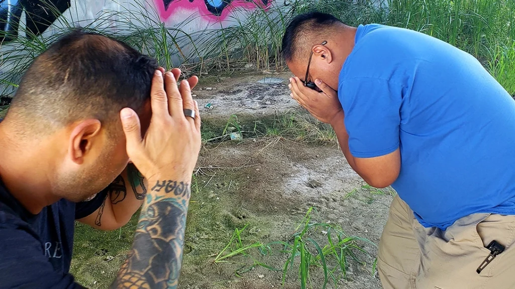 Finally, the Author creates space between himself and his attacker with his hands raised, ready to get away or continue the fight if necessary.