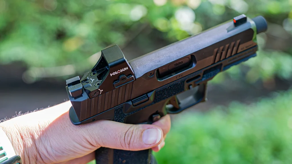 The Kimber R7 MAKO CFc “OI” model comes with the Holosun 407K already installed.