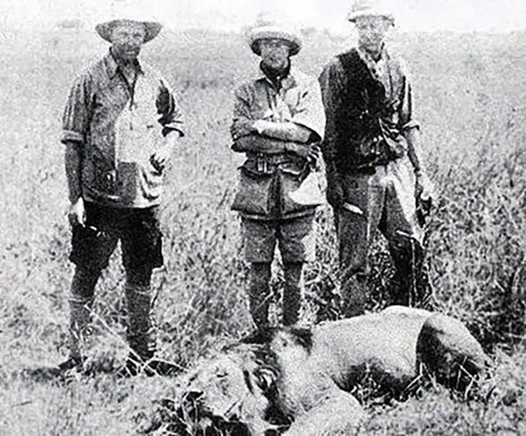 Left to right: Baron Bror von Blixen-Finecke, the Duke of Wales and Denys Finch Hatton with the Duke’s lion.