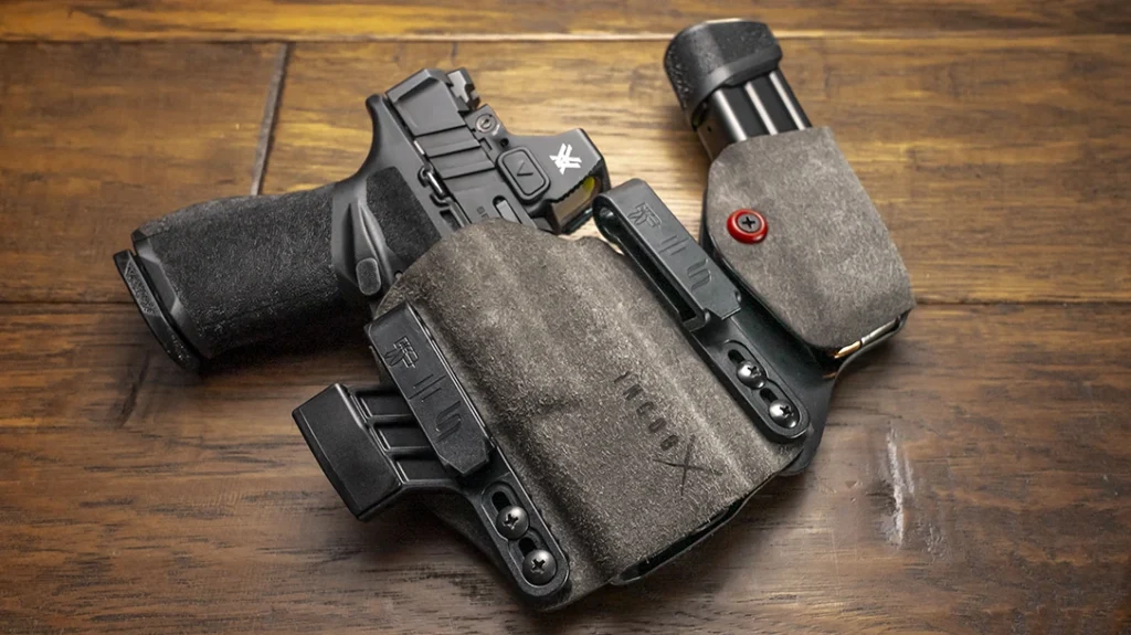 The author carries the Springfield Armory Echelon 4.0C in the Safariland INCOG-X holster.