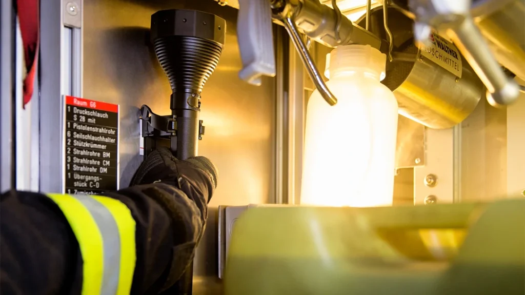 The light is modernized with rechargeable, high-performance batteries (1 x LiFePO4 3x32700).