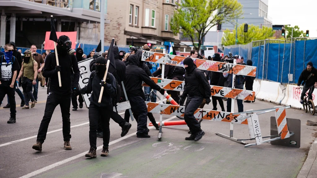 If you ever sense that your surroundings might turn hostile—whether from protesters, road rage, or suspicious individuals—it’s best to keep moving or find an exit.