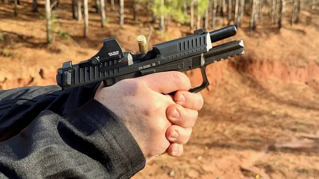 The excellent ergonomics of the VP9A1 K, combined with the custom grip panel, improve the shooting experience.