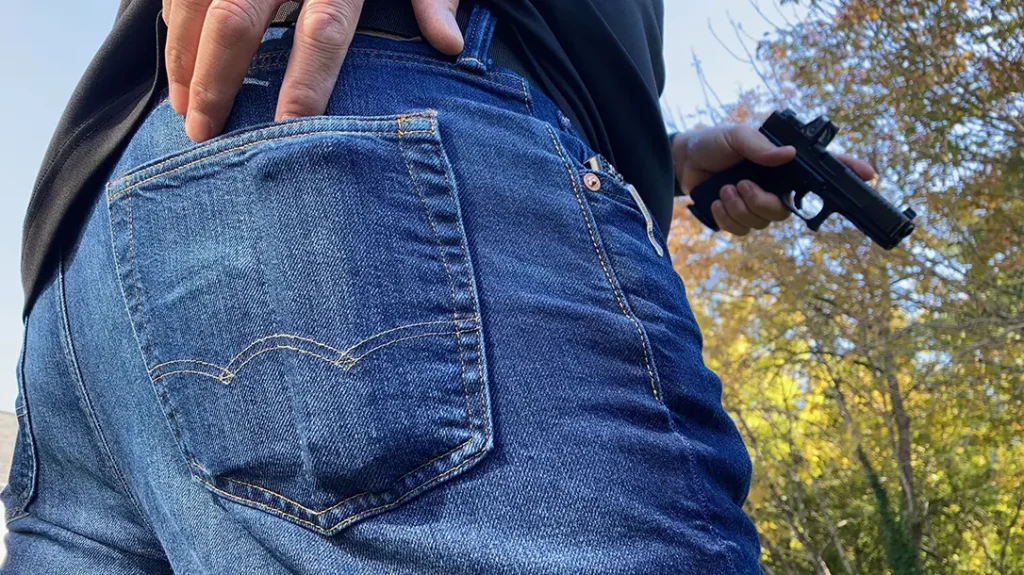 Drawing from the pockets is relatively easy because objects remain vertical and don’t tend to bind when coming up and out.