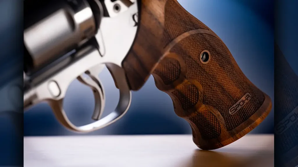 The revolver ships with Nill grips, known for their ergonomic design.